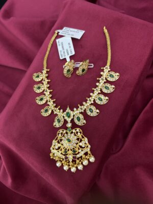 STONE NECKLACE WITH EARRINGS